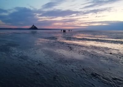 Traversée de la baie du Mont-Saint-Michel au crépuscule
